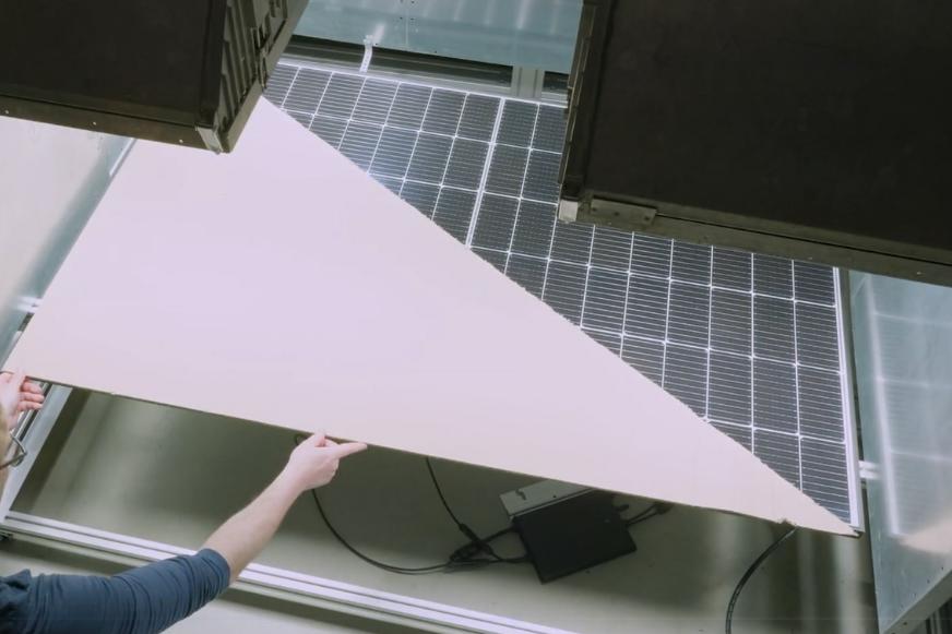 Das Solarmodul wird im Test der Stiftung Warentest zur Hälfte mit einer Pappe abgedeckt.